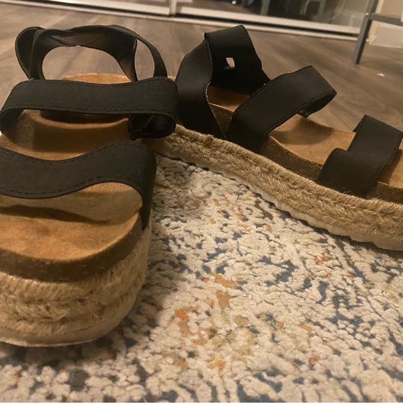 Platform Sandals With Black Straps - Picture 3 of 6